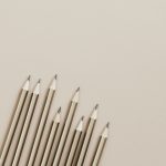 黄金铅笔在桌面