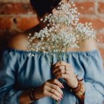 女人拿着鲜花在她的手中